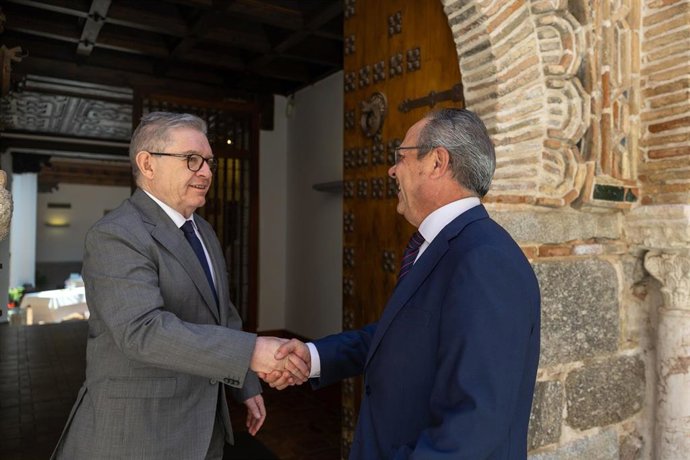 El presidente de la Cámara de Cuentas de Castilla-La Mancha, Fernando Andújar, saluda al consejero de Hacienda, Administraciones Públicas y Transformación Digital, Juan Alfonso Ruiz Molina.