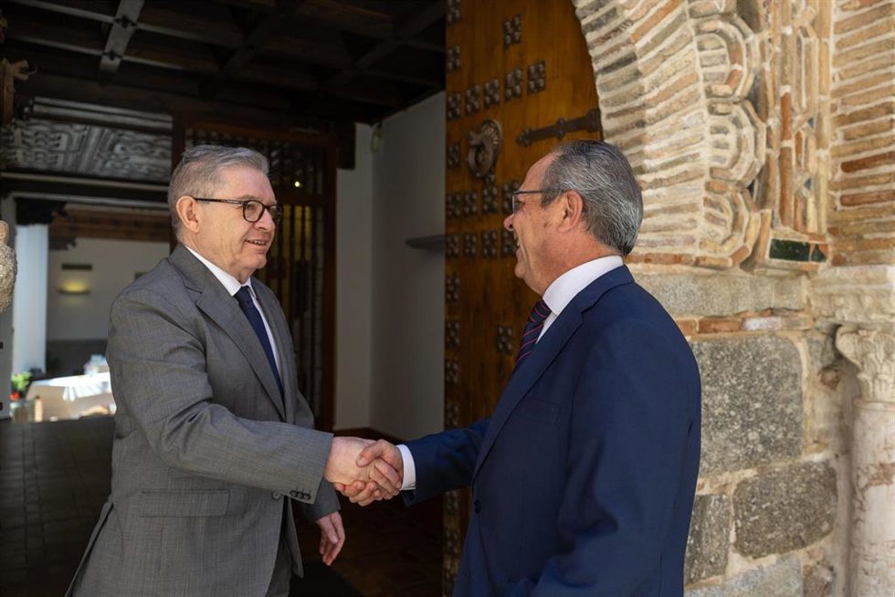 El presidente de la Cámara de Cuentas de Castilla-La Mancha, Fernando Andújar, saluda al consejero de Hacienda, Administraciones Públicas y Transformación Digital, Juan Alfonso Ruiz Molina.