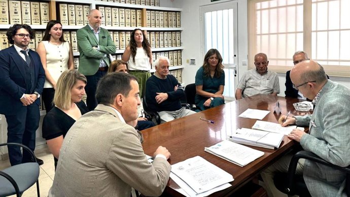 Momento de la firma ante notario de la venta de Aquilón.