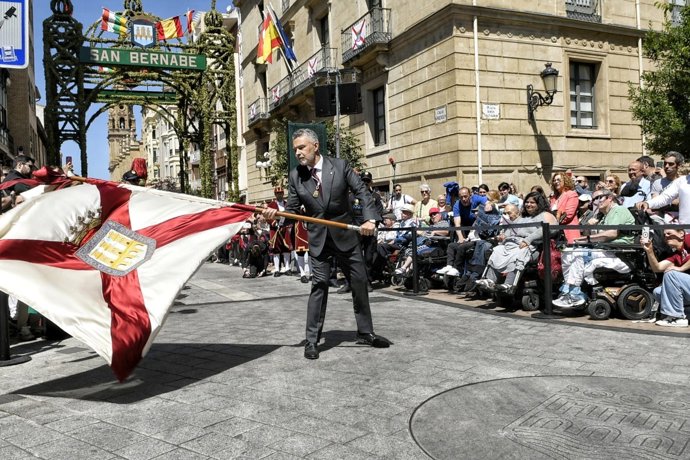 El alcalde de Logroño, Conrado Escobar, ondea la bandera junto a Arco de San Bernabé