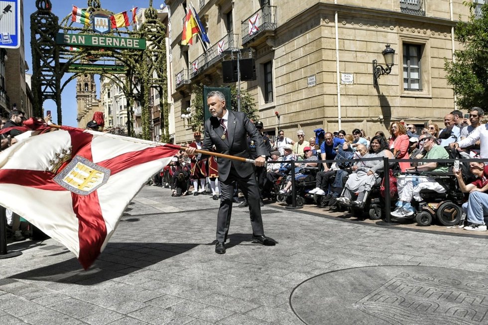 El alcalde de Logroño, Conrado Escobar, ondea la bandera junto a Arco de San Bernabé