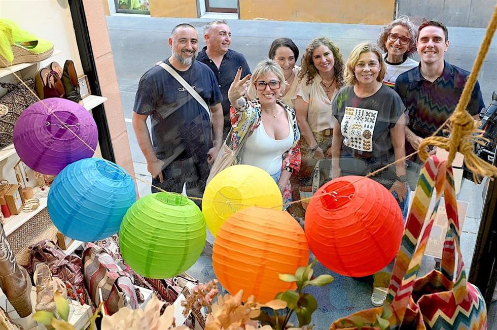 Un comercio de Jerez decorado con los colores del arcoíris, símbolo del colectivo Lgtbi.