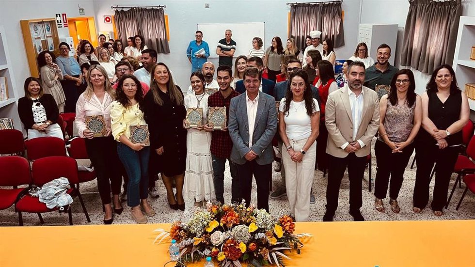 Representantes institucionales y de las empresas colaboradoras del proyecto 'Arraigo', durante el acto de reconocimiento celebrado en el CIMI Tierras de Oria (Almería).