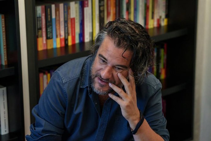 El escritor y periodista Manuel Jabois durante el pool de agencias oficial convocado por su editorial, en una foto de archivo 