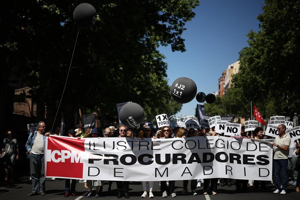 Personas portas pancarta con lema 'Ilustre Colegio de Procuradores de Madrid' durante una manifestación para exigir al RETA una pasarela completa, justa y sin exclusiones, a 23 de mayo de 2026, en Madrid (España). 