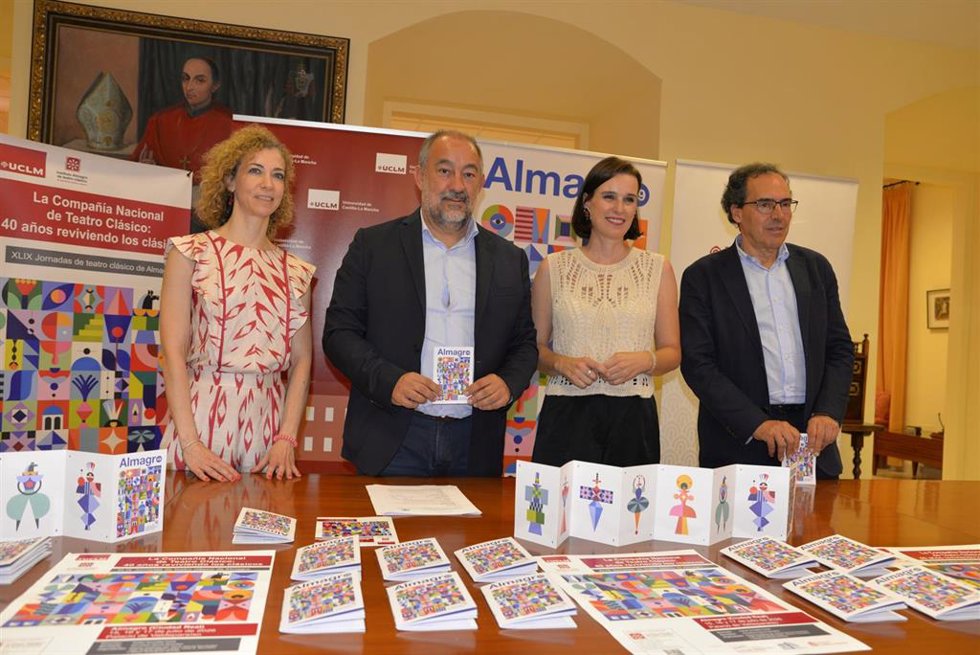 El rector de la Universidad de Castilla-La Mancha, Julián Garde, con la directora del Festival Internacional de Teatro Clásico de Almagro, Irene Pardo; y los profesores de la UCLM Rafael González y Almudena García.