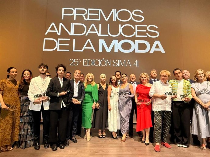 Foto de familia de los premiados en la séptima edición de los Premios Andaluces de la Moda, celebrados en Sevilla.