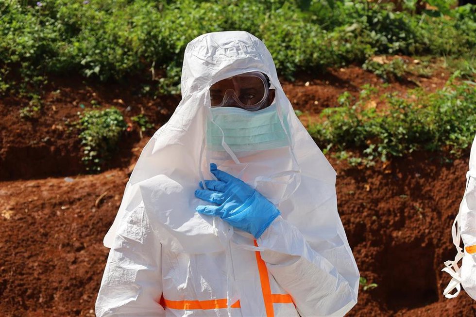 Fotografía de archivo de un trabajador sanitario en Mongwalu, en medio del brote de ébola declarado en República Democrática del Congo (RDC)
