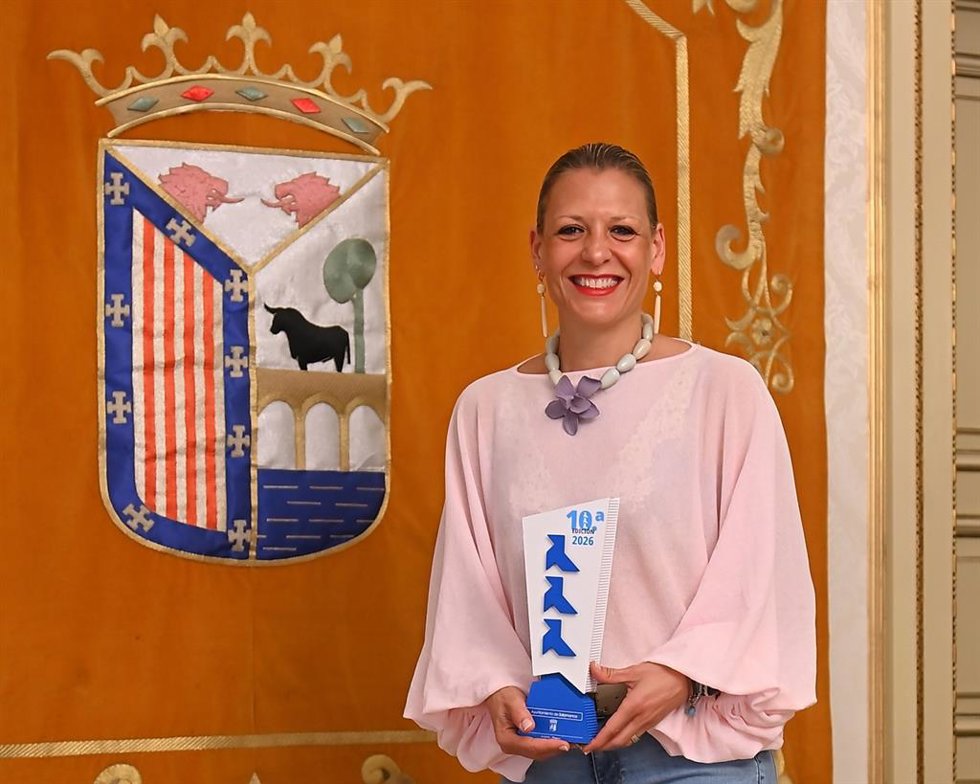 La Concejala De Medio Ambiente, María José Coca, Con El Galardón.