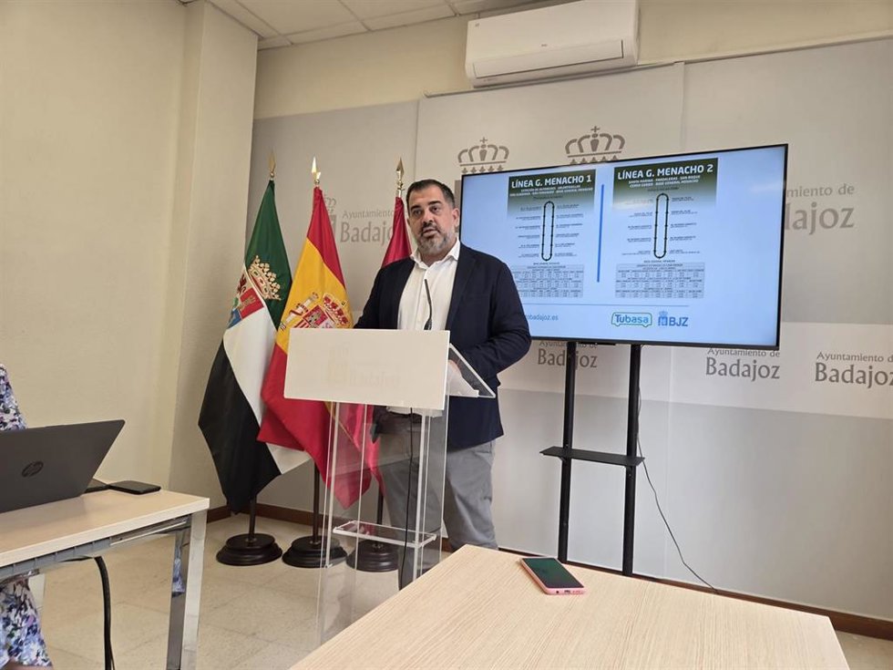 El concejal delegado José Luis González presenta las líneas de autobús urbano en Badajoz.