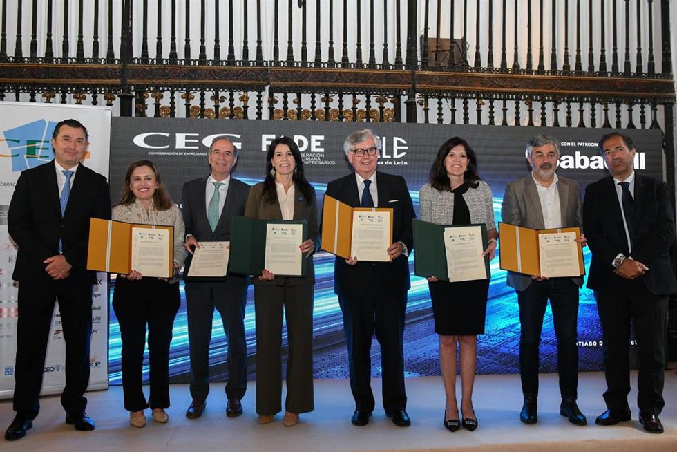 Representantes de los gobiernos de Galicia, Asturias y Castilla y León, junto a las patronales empresariales de las tres comunidades, sellan un frente común para el fin de las concesiones de la AP-9 y AP-66