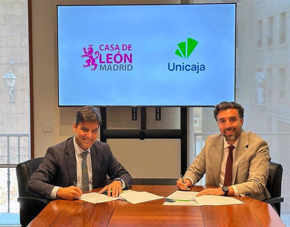 El director territorial Noroeste de Unicaja, Manuel Rubio (izquierda), y el responsable de Patrocinios y Relaciones Institucionales de la Casa de León, Javier Fernández (derecha).