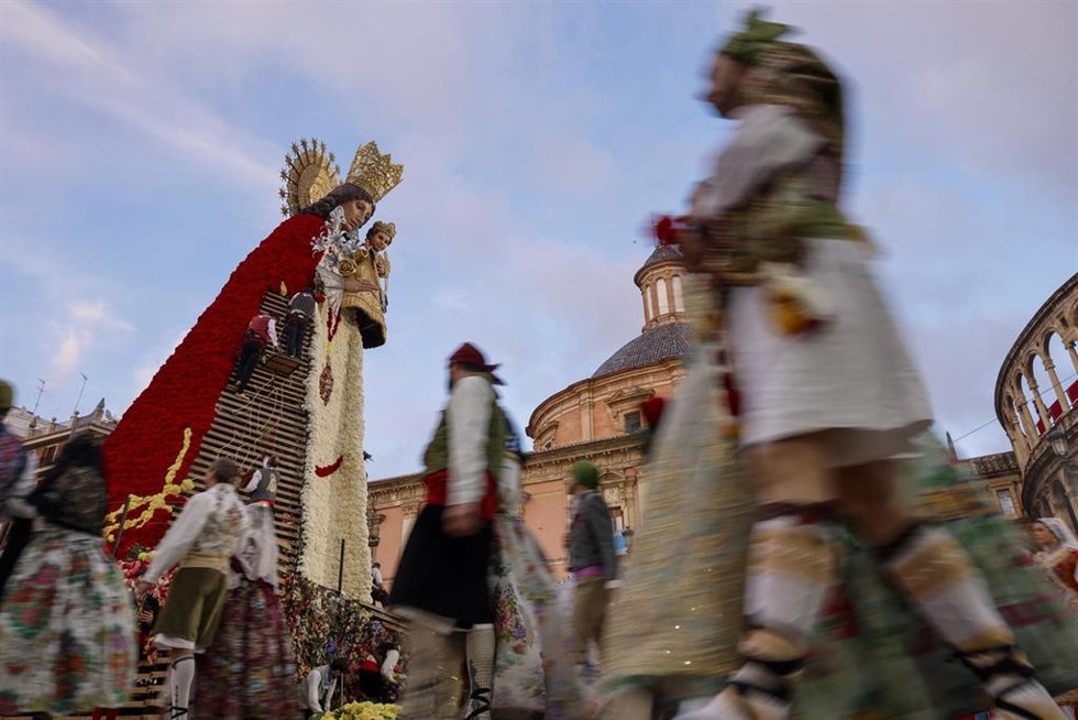 Archivo - Varias personas llevan flores durante el segundo día de ofrenda floral a la Virgen de los Desamparados, a 18 de marzo de 2026, en Valencia