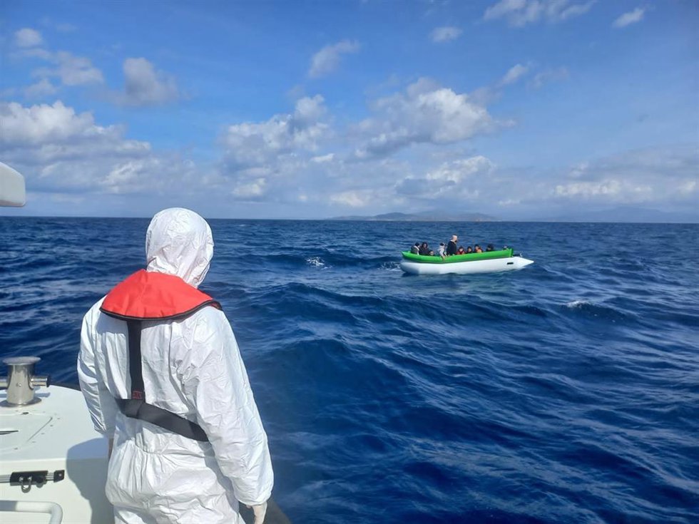 Archivo - Imagen de archivo de un buque de la Guardia Costera turca avista una lancha con migrantes en aguas del Mediterráneo