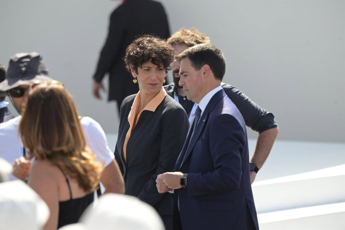 La ministra de Inclusión, Seguridad Social y Migraciones, Elma Saiz, y el Lehendakari, Imanol Pradales, guardan a la llegada del Papa para un encuentro con las realidades de acogida a los migrantes. 