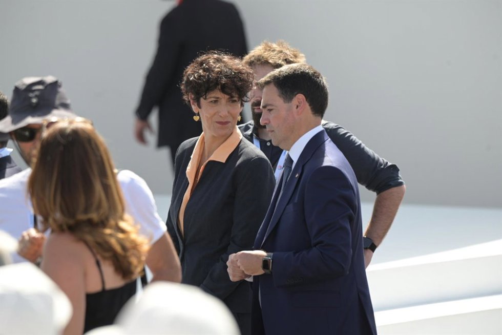 La ministra de Inclusión, Seguridad Social y Migraciones, Elma Saiz, y el Lehendakari, Imanol Pradales, guardan a la llegada del Papa para un encuentro con las realidades de acogida a los migrantes. 