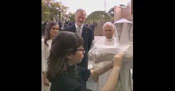 Valentina, la niña ciega que mostró a León XIV una maqueta de la Sagrada Familia: "Estaba emocionada pero no nerviosa"