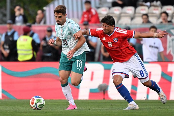 Futbol, Portugal vs Chile Partido amistoso en Portugal 2026 Felipe Loyola de Chile, (der) disputa el balón con Pedro Neto de Portugal durante el partido amistoso FIFA 2026, disputado en el Estadio Nacional do Jamor  en  Oeiras, Lisboa,