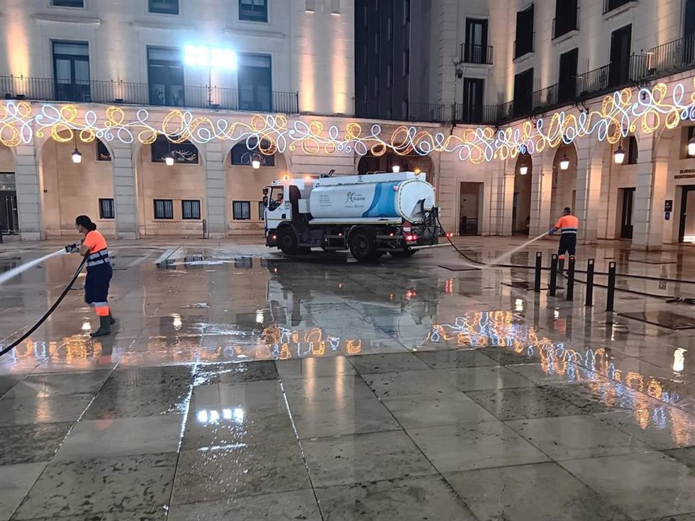Imagen de archivo de empleados de limpieza en Alicante después de Fogueres