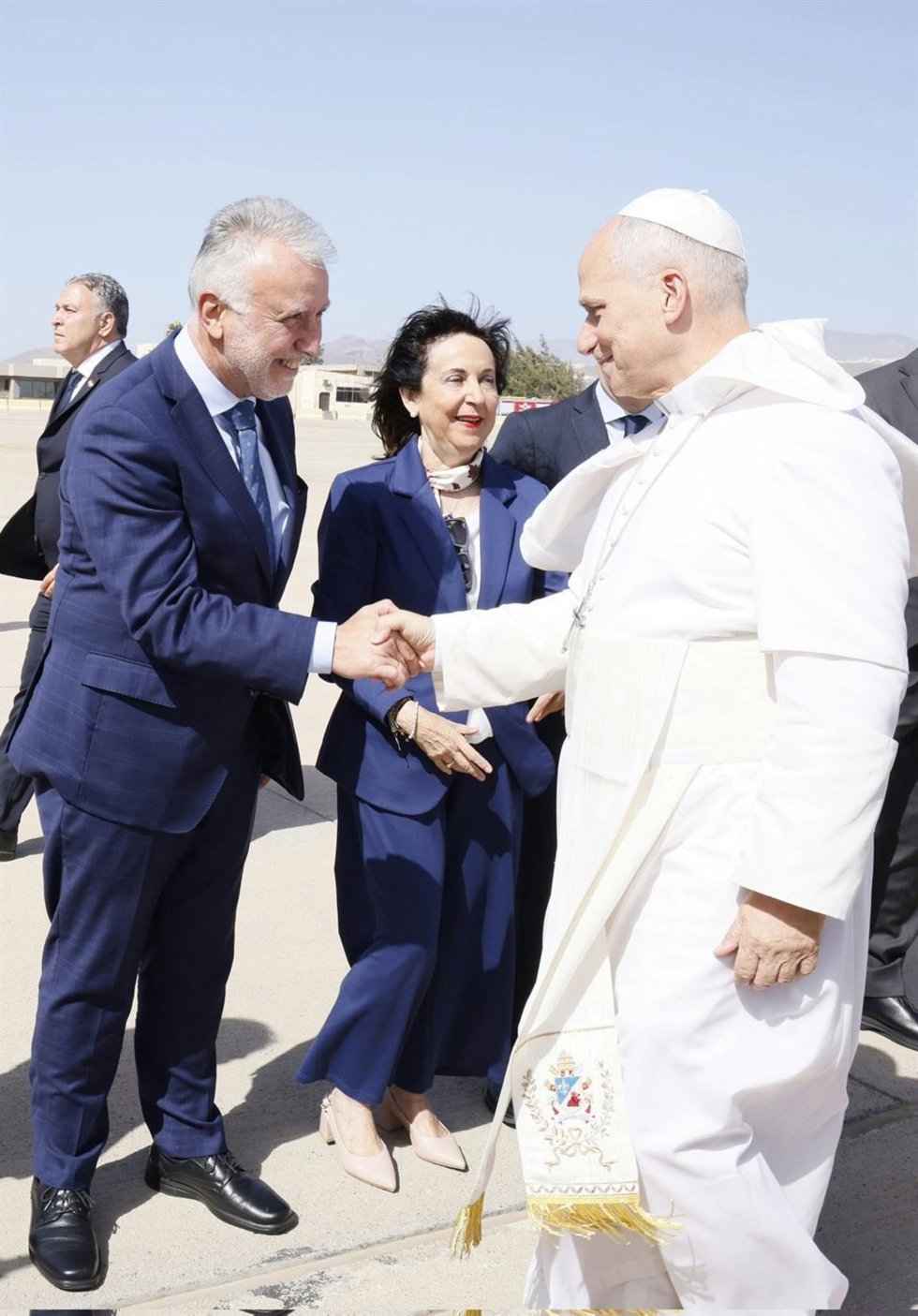 El ministro de Política Territorial y Memoria Democrática, Ángel Víctor Torres, saluda al Papa a su llegada a Gran Canaria