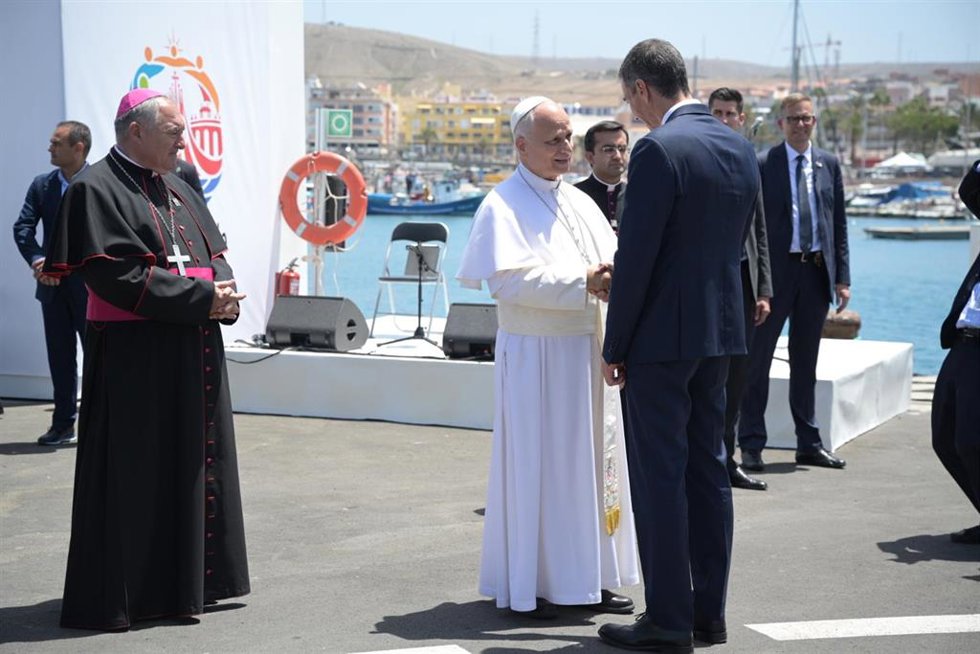 (I-D) El obispo de Canarias, José Mazuelos Pérez; el Papa León XIV; y el presidente del Gobierno, Pedro Sánchez, durante un encuentro con migrantes, en el puerto de Arguineguín, a 11 de junio de 2026, en Gran Canaria.