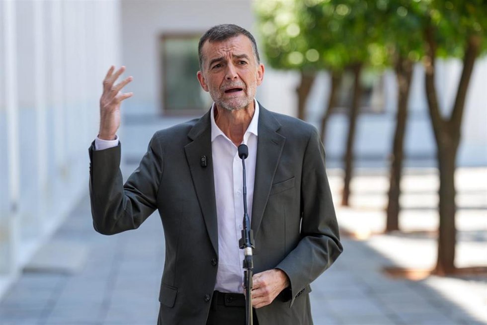 El parlamentario de Por Andalucía, Antonio Maíllo, en una atención a los medios en el Parlamento andaluz.
