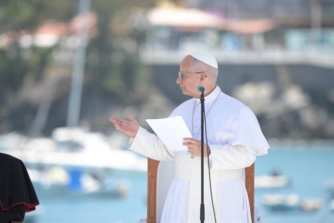 El Papa León XIV durante un encuentro con las realidades de acogida a los migrantes, en el puerto de Arguineguín.