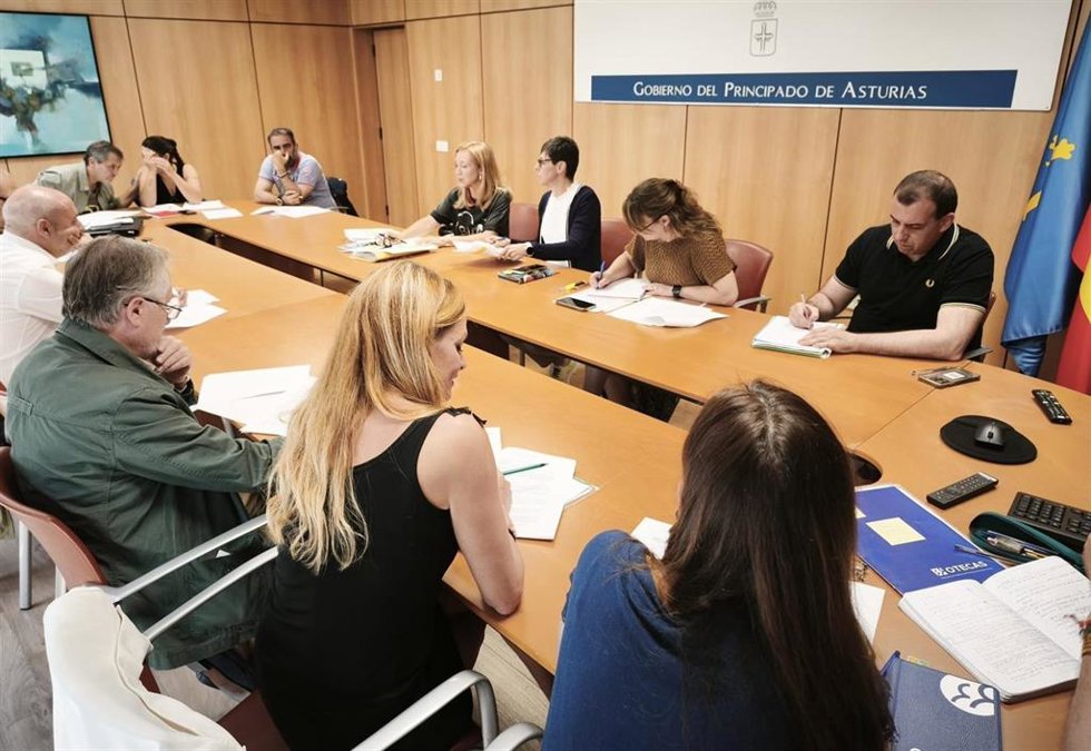 Reunión de la directora general de Centros y Red 0-3 Años, Paula Fernández , con la patronal y los sindicatos de la enseñanza concertada.