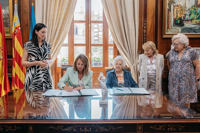 Castelló amplía su patrimonio cultural al recibir la donación de una escultura de Juan Bautista Adsuara