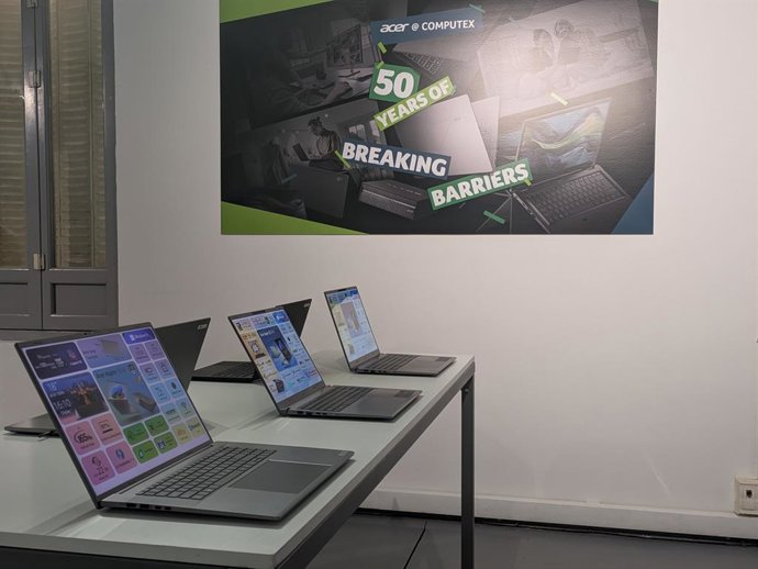 Mesa com os computadores Acer Aspire 18 AI e Aspire X 16 AI da Acer