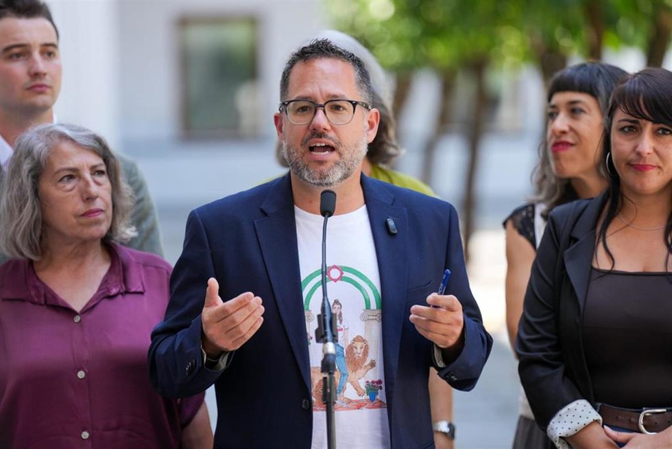El portavoz de Adelante Andalucía, José Ignacio García, en una atención a los medios en el Parlamento de Andalucía.