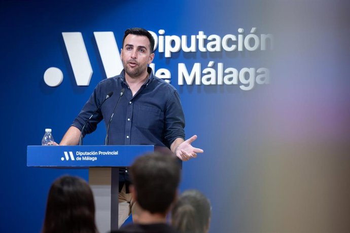 El diputado de Educación y Juventud, José Santaolalla, en rueda de prensa
