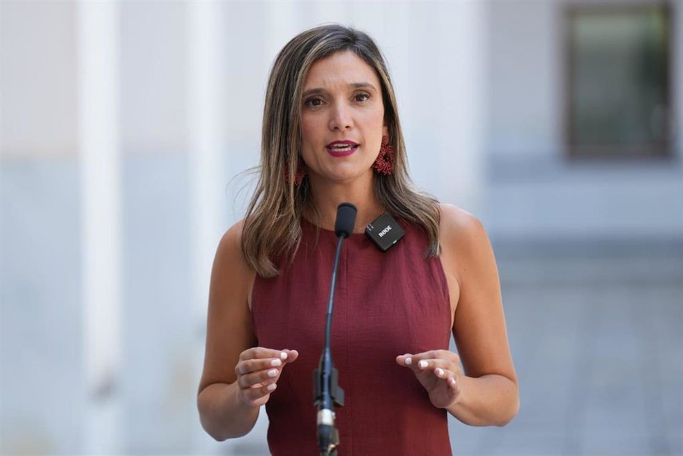 La vicesecretaria general del PSOE-A, María Márquez, atiende a los medios en el Parlamento andaluz.