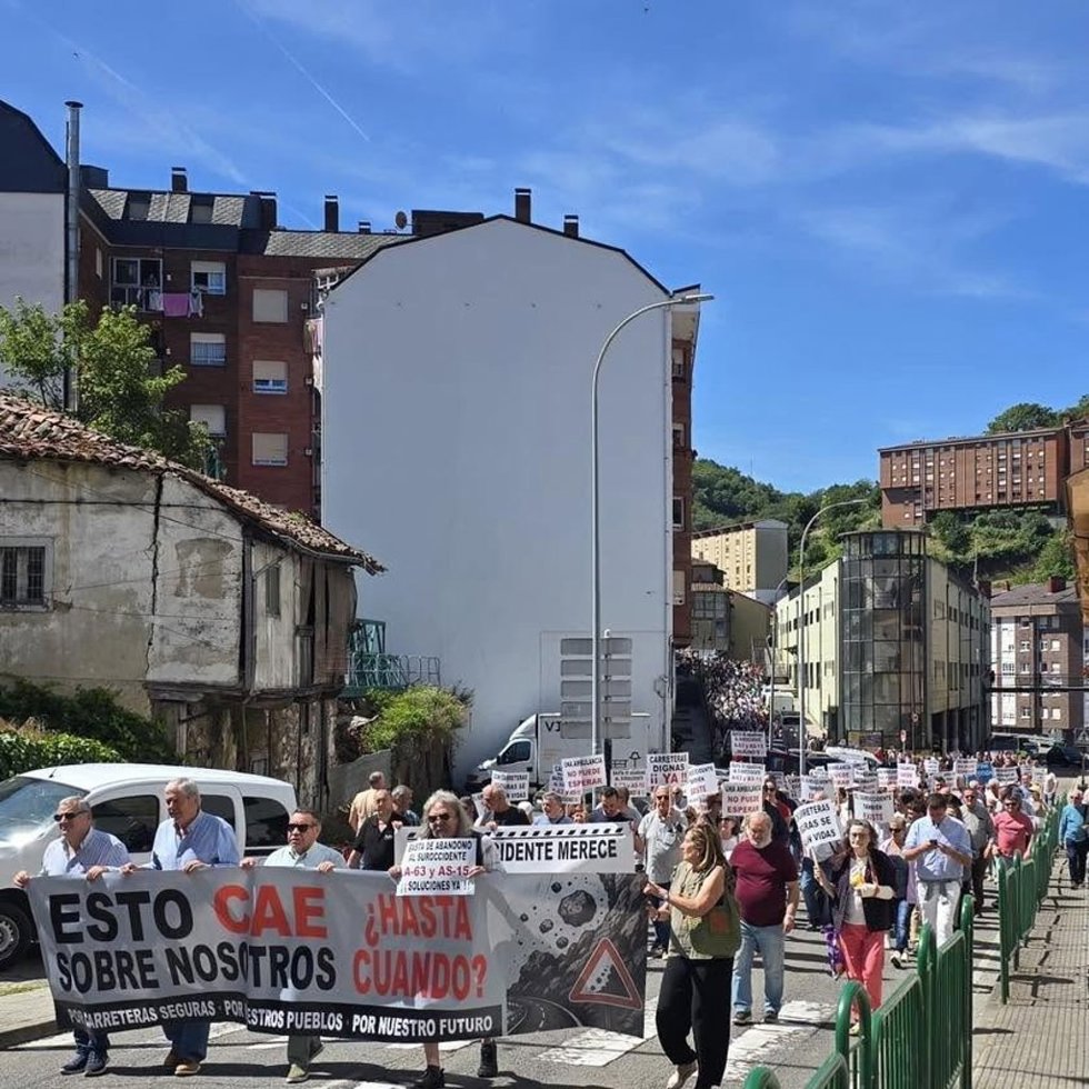 Participantes en la manifestación que este jueves ha recorrido Cangas del Narcea.