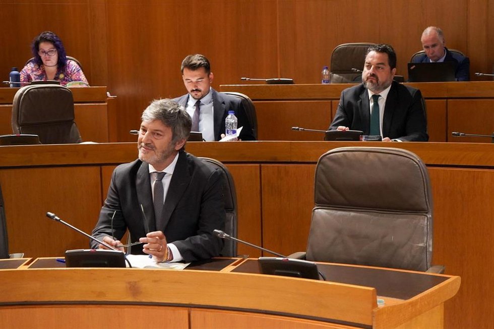 El popular Gerardo Oliván, en primera fila, y el diputado de Vox David Arranz, detrás, en al parte derecha de la imagen, han sido los impulsores de la iniciativa sobre Sijena que ha acabado reprobando al minsitro Urtasun.