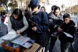 Santiago, 28 de mayo de 2026.  Don Julio Malvino posee un kiosko ubicado en Alameda con Morande, junto al Palacio La Moneda en donde vende e intercambia laminas del Mundial de Futbol desde hace decadas y en cada fiesta del deporte se llena de fanaticos