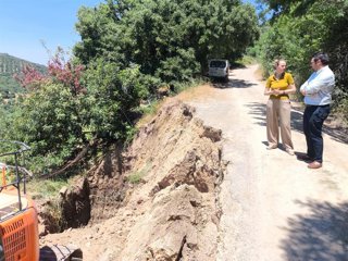 El delegado de de Agricultura, Pesca, Agua y Desarrollo Rural, Francisco Moreno, con la alcaldesa de Prado del Rey, en el camino Boca del Madroñal.