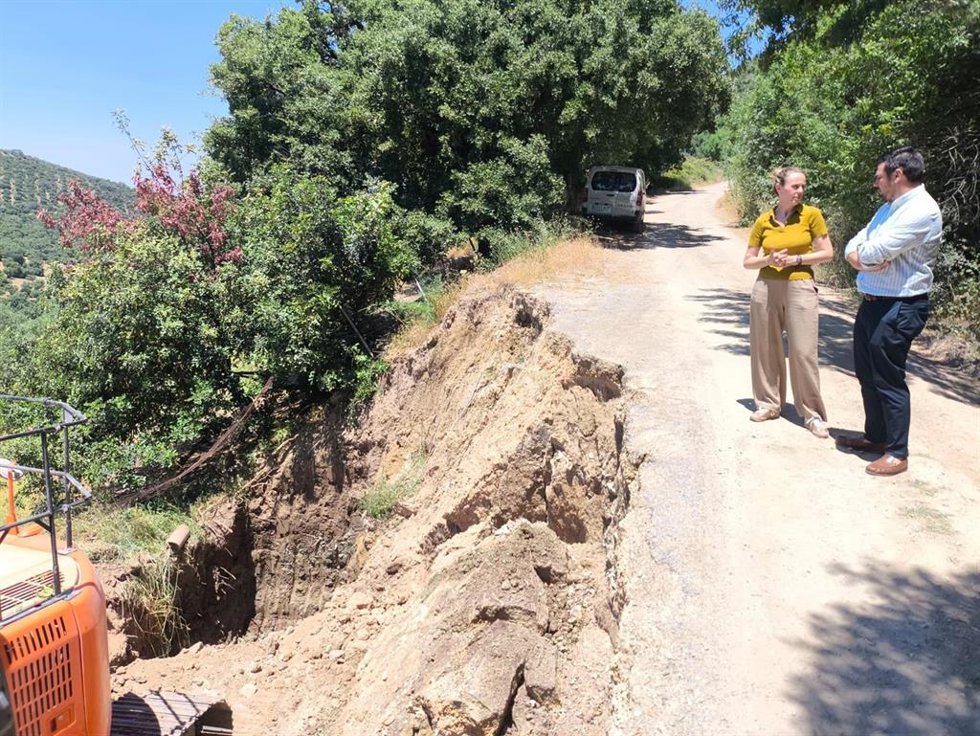 El delegado de de Agricultura, Pesca, Agua y Desarrollo Rural, Francisco Moreno, con la alcaldesa de Prado del Rey, en el camino Boca del Madroñal.