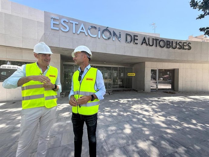 El vicepresidente quinto de Diputación, Sebastián Hidalgo, en una visita a las obras de rehabilitación de la estación de autobuses de La Línea.
