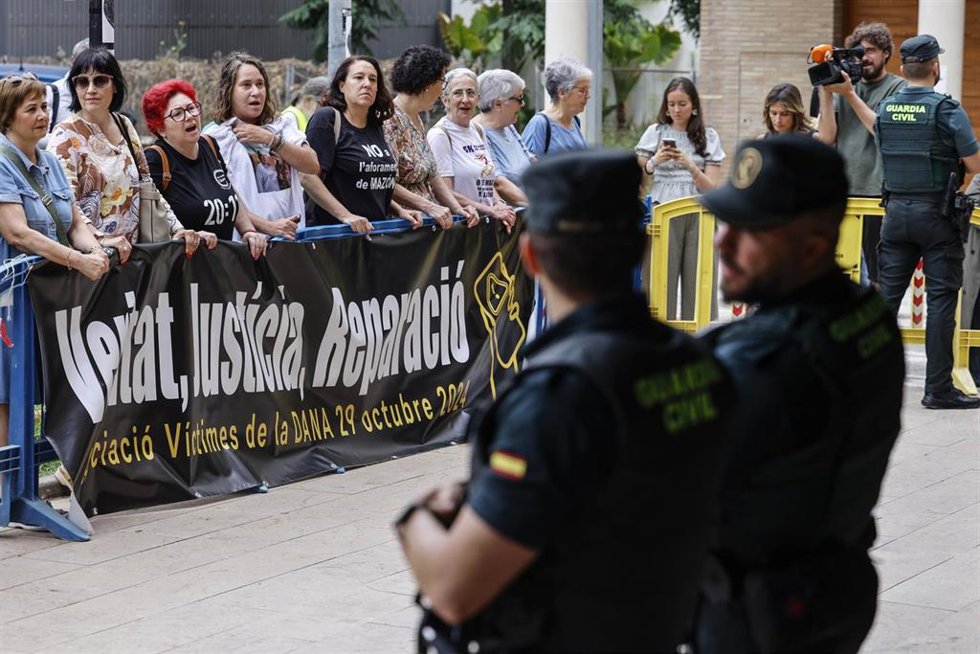 Asociaciones de víctimas de la dana se concentran frente a los juzgados de Catarroja, a 10 de junio de 2026, en Catarroja, Valencia, coincidiendo con la declaración como testigo de la vicepresidenta primera del Consell, Susana Camarero.