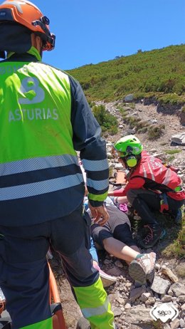 Los servicios de emergencias atienden a la peregrina lesionada en Allande.