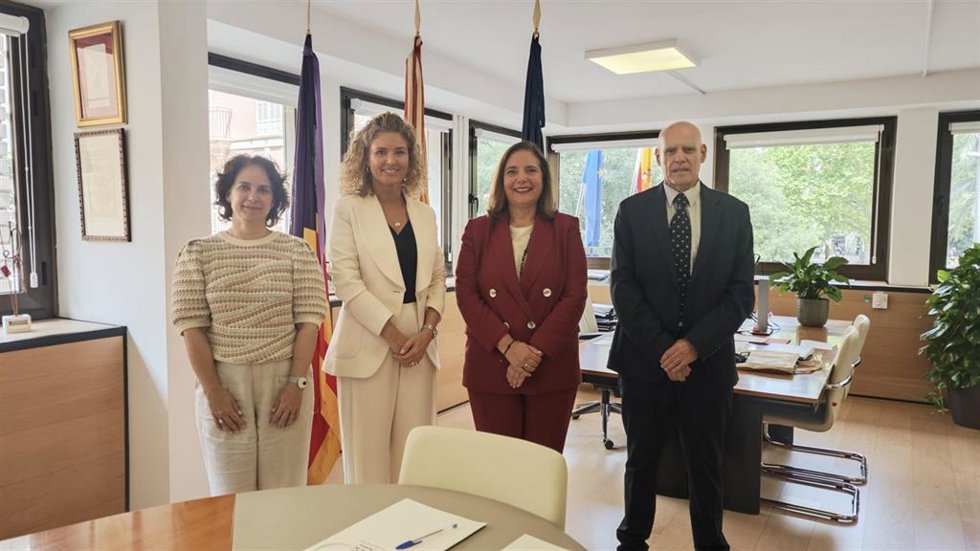 Salud y AstraZeneca firman un convenio para impulsar proyectos de investigación e innovación en Baleares.