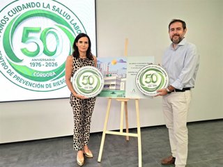 Gálvez (izda.) en la presentación del .Programación conmemorativa del 50 aniversario del Centro de Prevención de Riesgos Laborales de Córdoba.