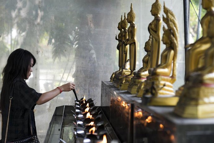 Archivo - Mujer rezando en el templo Wat Patum Wanaram. Bangkok (Tailandia)