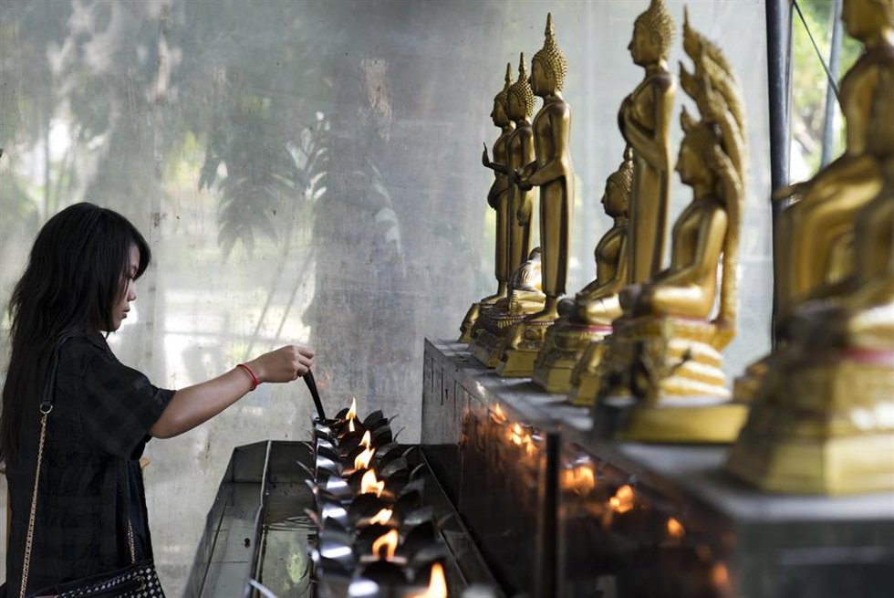 Archivo - Mujer rezando en el templo Wat Patum Wanaram. Bangkok (Tailandia)