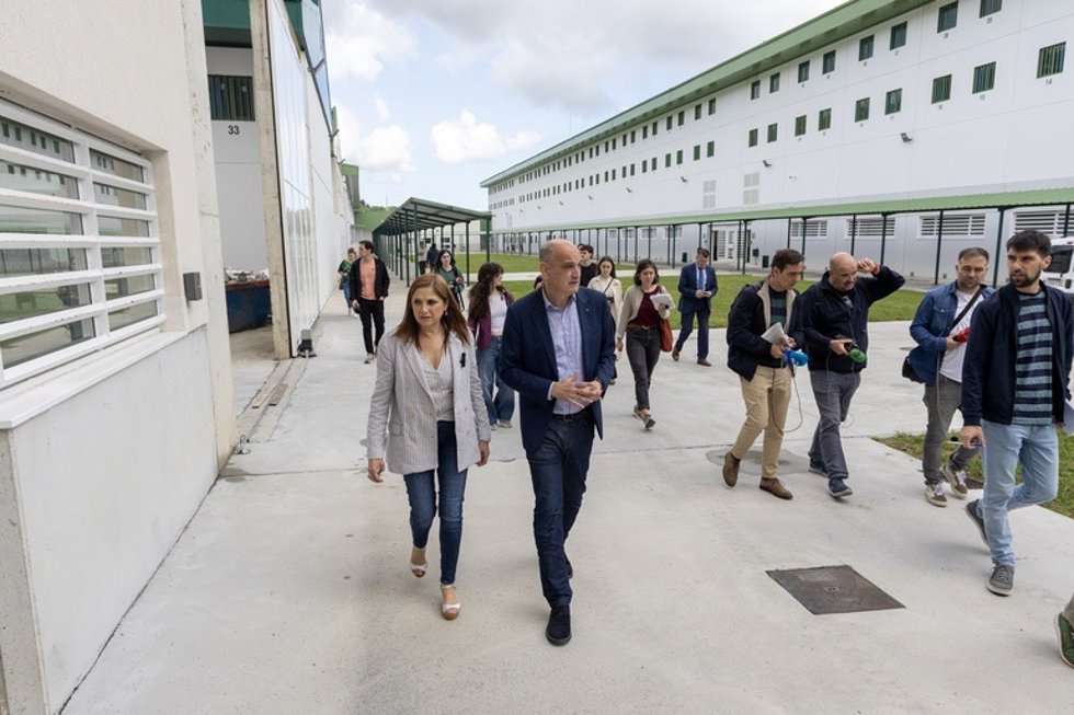 La consejera de Justicia y Derechos Humanos, María Jesús San José, en el nuevo centro penitenciario de Zubieta (Gipuzkoa)