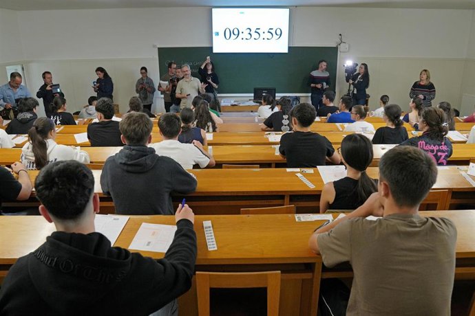 Alumnos durante la PAU 2026 en la Facultad de Ciencias da Comunicación de la Universidad de Santiago de Compostela, a 2 de junio de 2026, en Santiago de Compostela, A Coruña, Galicia (España). 