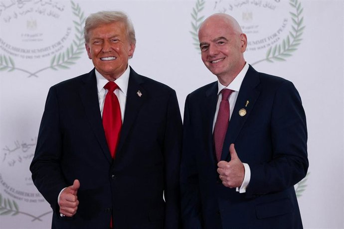 Archivo - El presidente de EEUU, Donald Trump, y el presidente de FIFA, Gianni Infantino, posan para una foto el 13 de octubre de 2025 en Egipto.