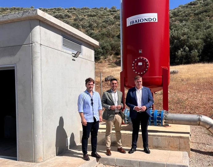 El diputado de Servicios Públicos Supramunicipales, Gonzalo Domínguez, en visita al nuevo sistema de captación que permitirá reforzar el suministro de agua potable de la sierra sur