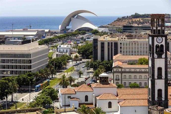 Archivo - Papa.- Santa Cruz de Tenerife se prepara para la llegada de miles de fieles de toda Canarias para ver a León XIV